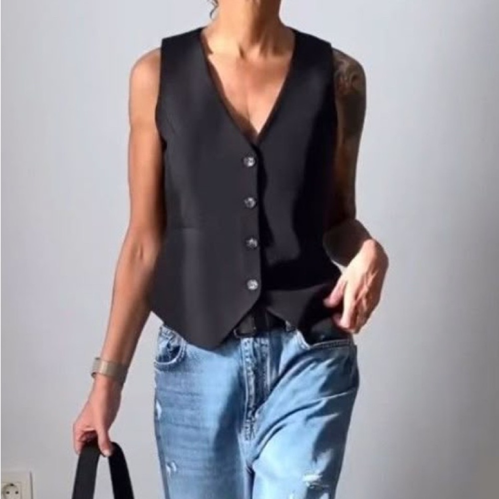 90s vintage vest black On trend. Size small. Contemporary fit LE CHATEAU
